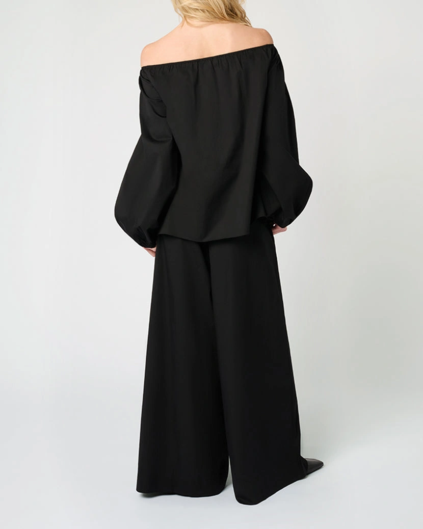 Wijd uitlopende broek: Vleugje vrijheid, moeiteloze stijl. Jouw ultieme zomerhit, flatterend en trendy.